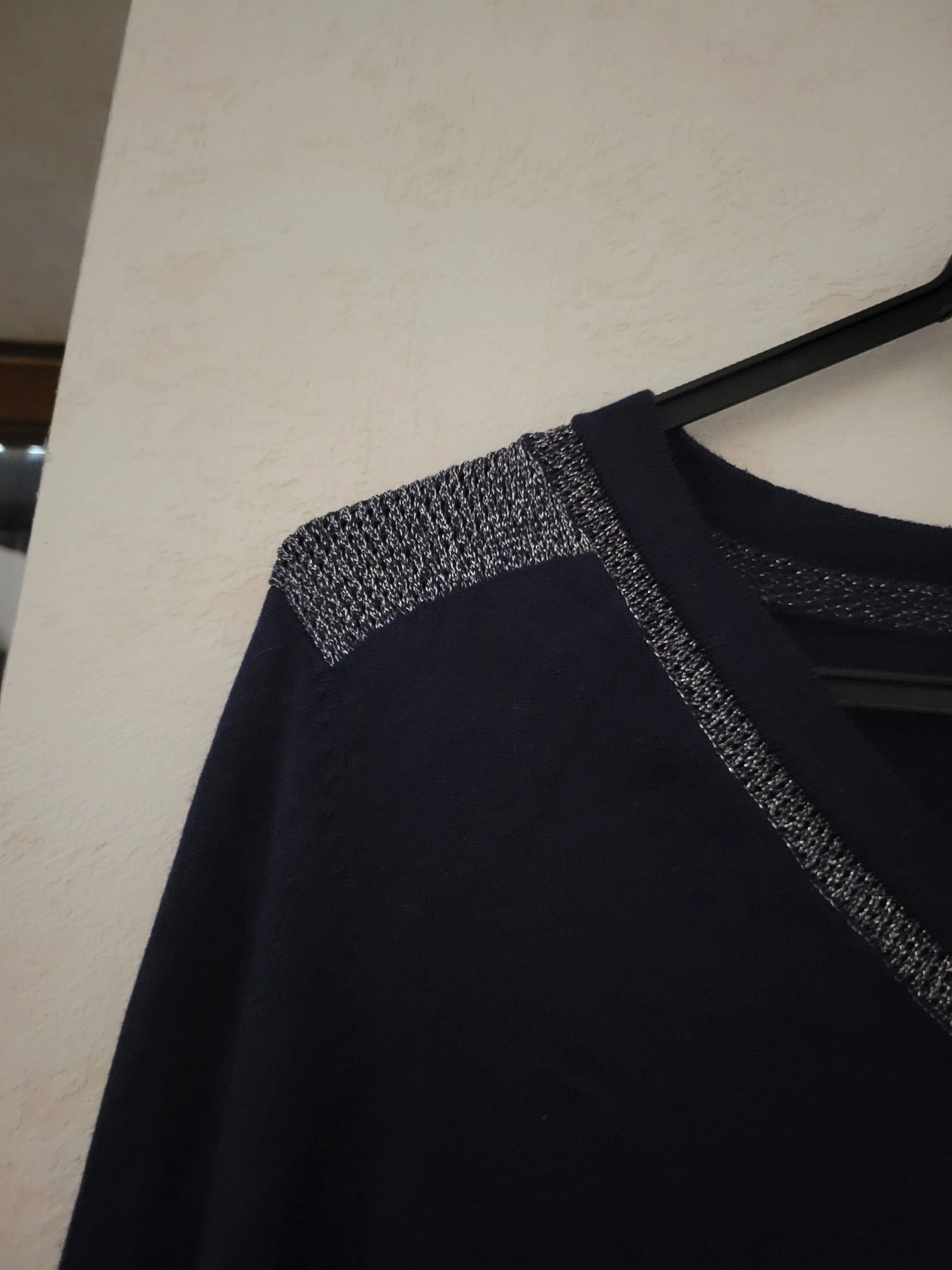 Suéter com decote em V azul marinho Naf Naf - Detalhes em lurex prateado - Tamanho S-M – photo 5
